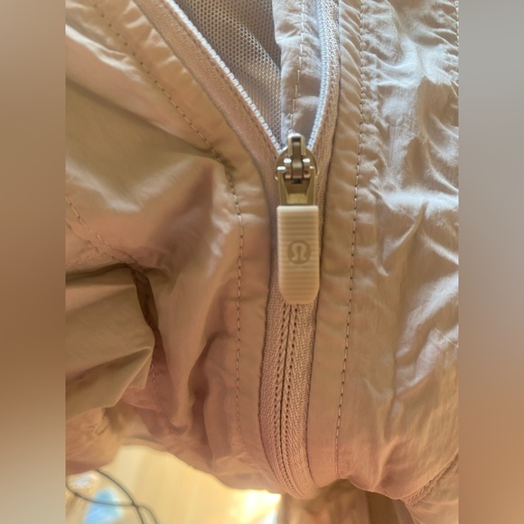 Lululemon Lightweight Hooded Packable Jacket Size Medium/ P2P 20 inches - Picture 12 of 13